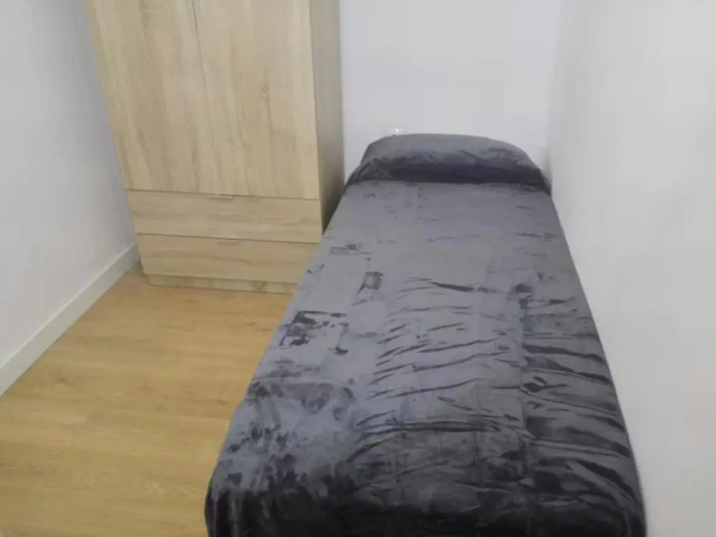 Camera da letto; pavimento in legno, luce naturale