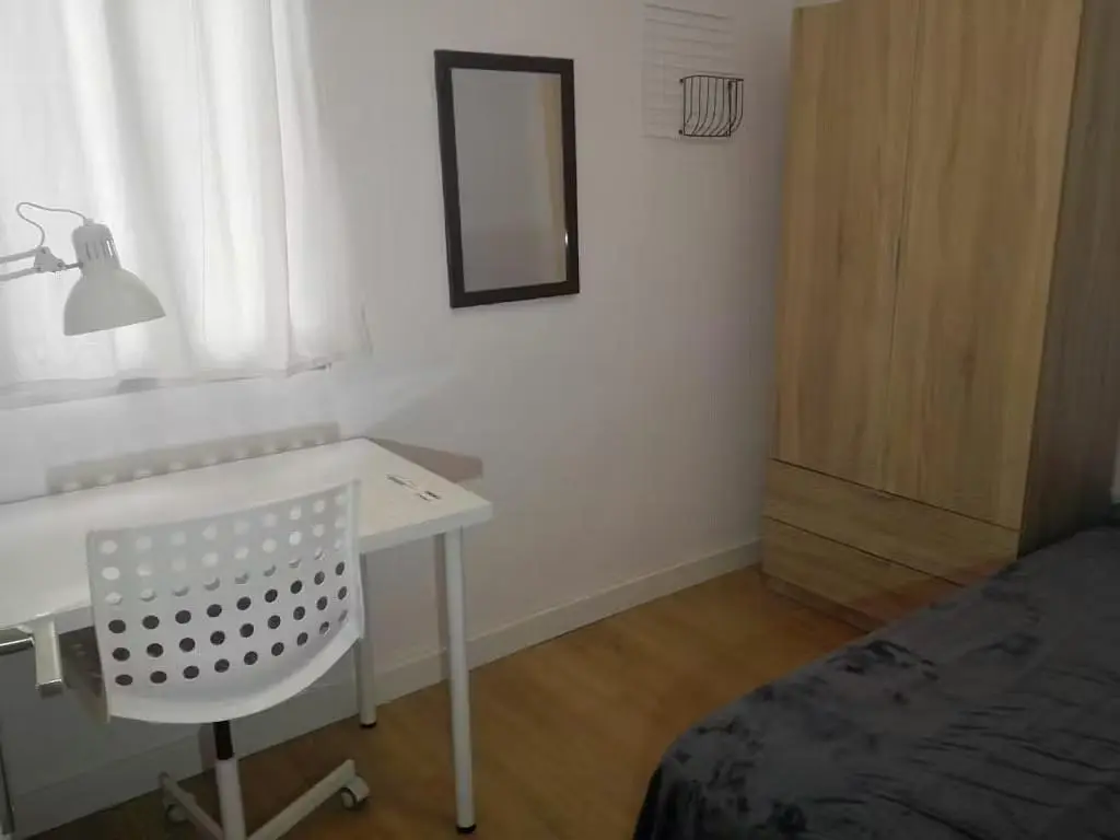 Camera da letto; pavimento in legno, luce naturale