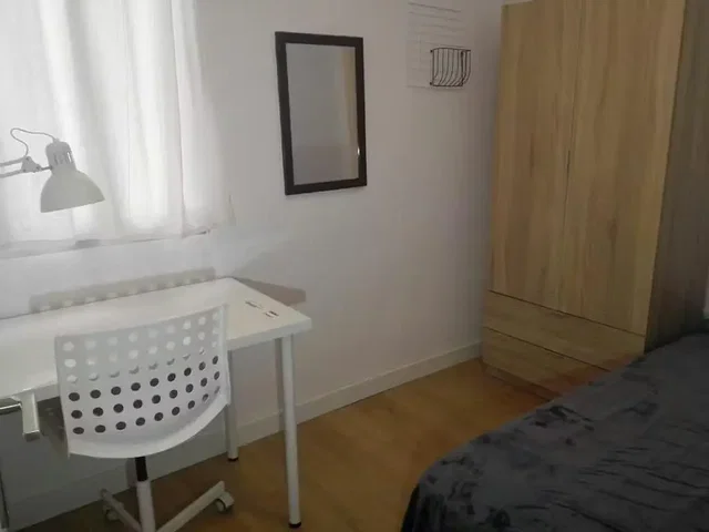 Dormitorio; suelo de madera, luz natural