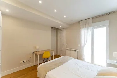 Camera da letto; luce naturale, pavimento in legno