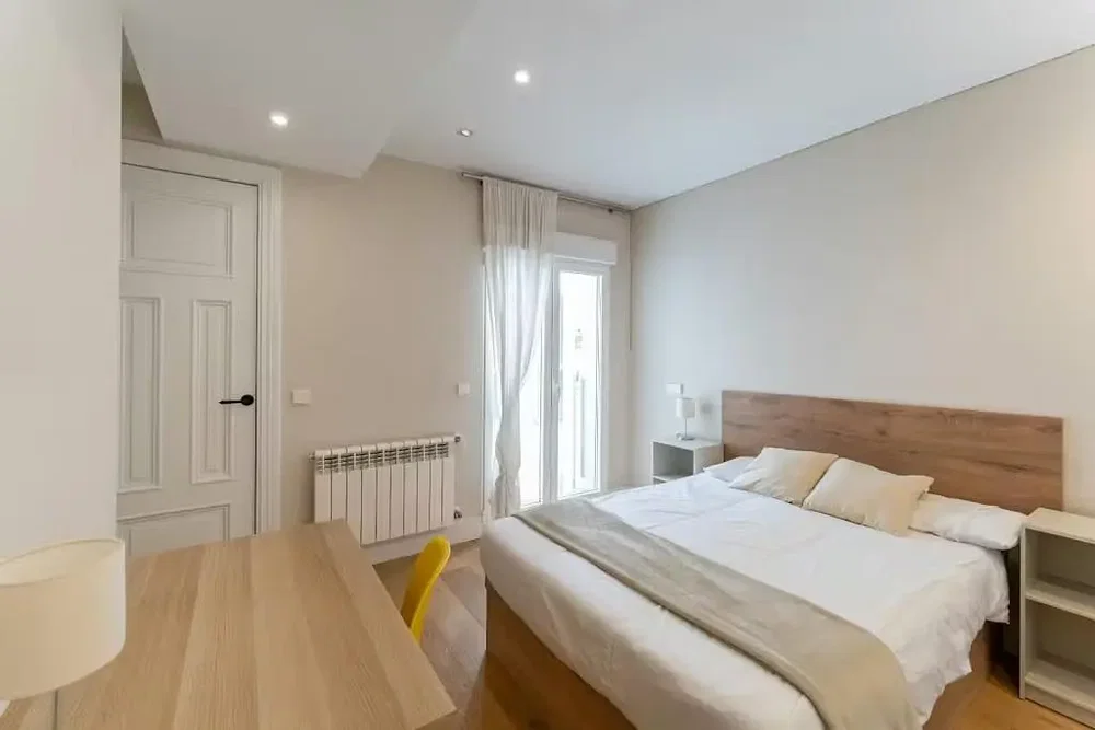 Camera da letto; luce naturale, pavimento in legno