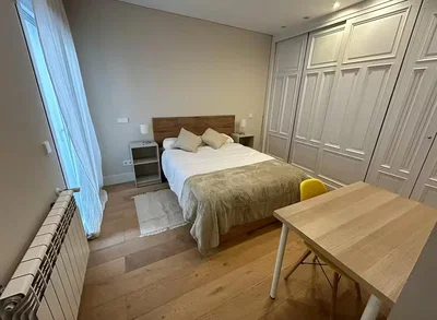 Camera da letto; pavimento in legno, luce naturale