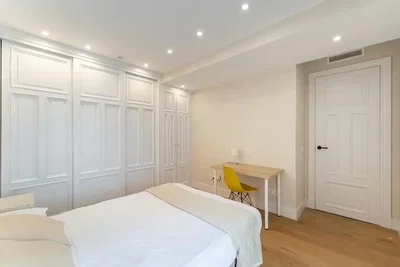 Camera da letto; pavimento in legno, luce naturale, ristrutturato
