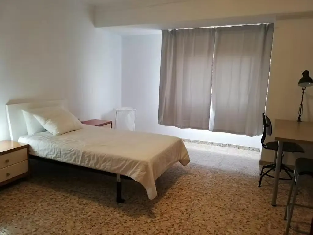 Spavaća soba; prirodno svjetlo, pločice