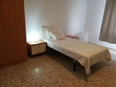 Spavaća soba; drveni pod, pločice, prirodno svjetlo