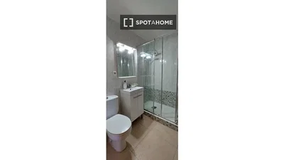Kupaonica; pločice, prirodno svjetlo