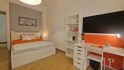 Schlafzimmer; holzboden, tageslicht