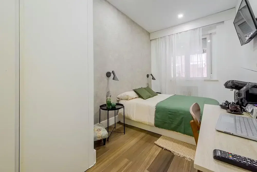 Camera da letto; pavimento in legno, luce naturale