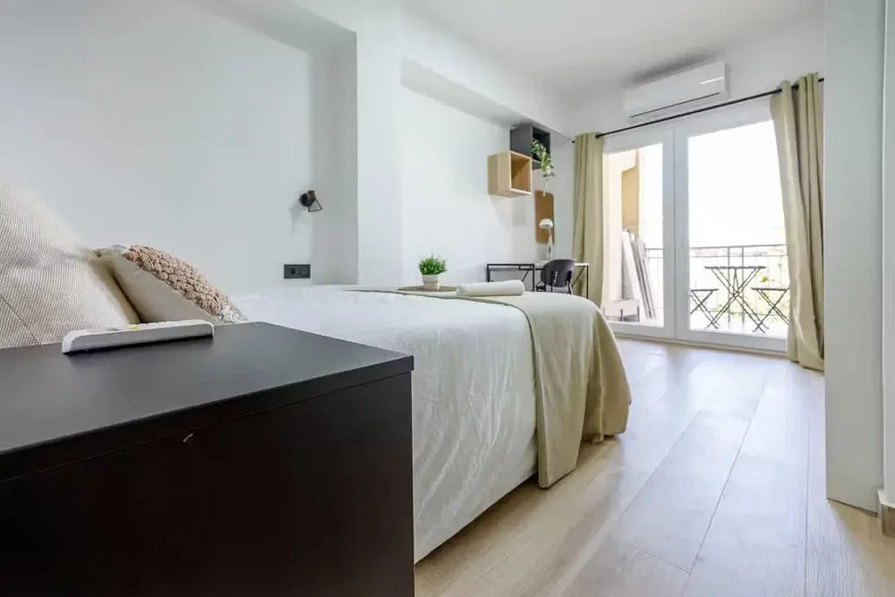 Chambre; lumière naturelle, carrelage