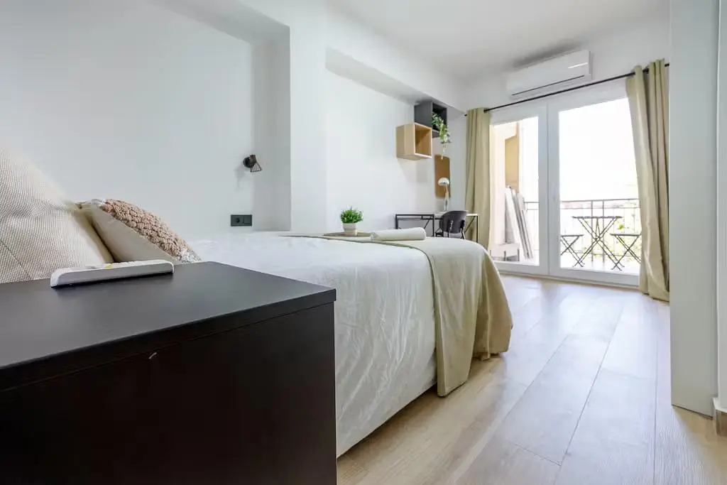 Chambre; lumière naturelle, carrelage