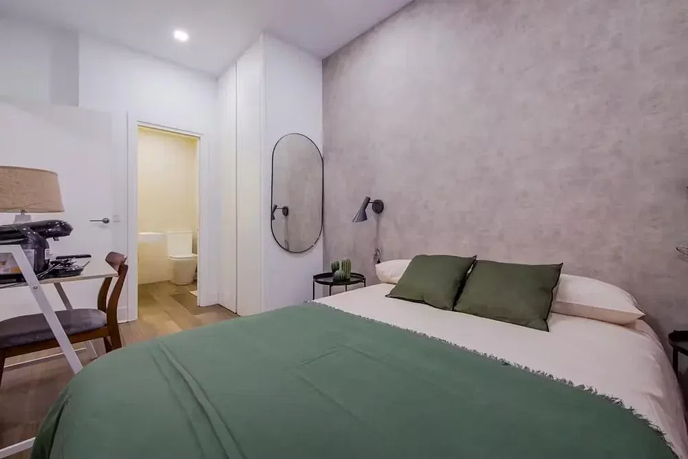 Camera da letto; luce naturale, pavimento in legno