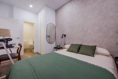 Camera da letto; luce naturale, pavimento in legno