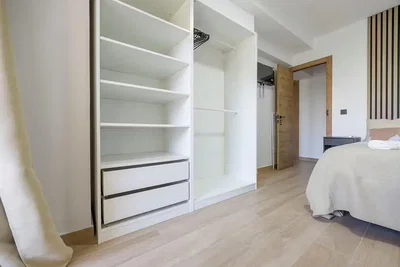 Chambre; parquet, lumière naturelle, rénové