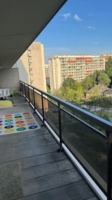 Balcone; vista, luce naturale, pavimento in piastrelle