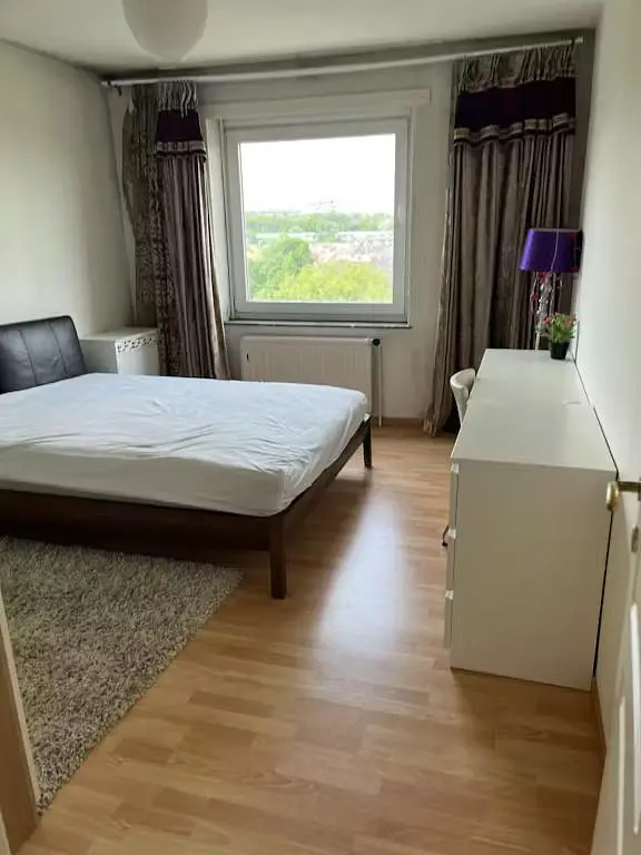 Camera da letto; pavimento in legno, luce naturale, vista