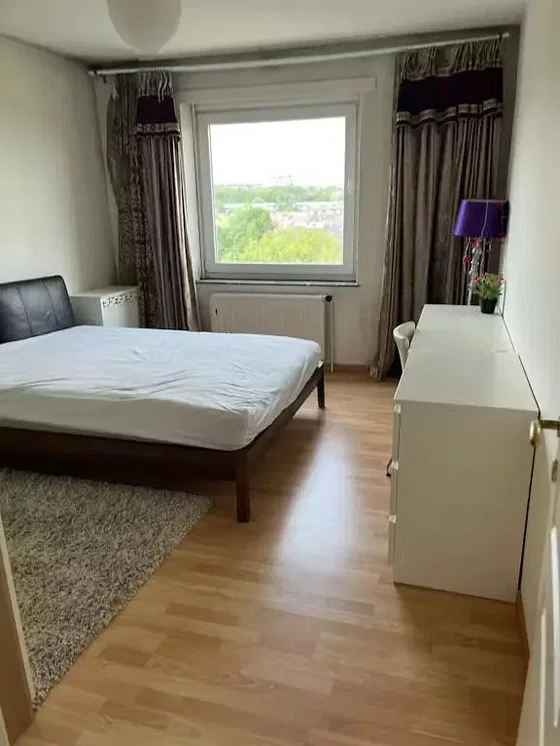 Camera da letto; pavimento in legno, luce naturale, vista
