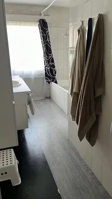 Bagno; pavimento in piastrelle, luce naturale