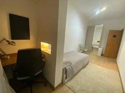 Schlafzimmer; holzboden, tageslicht