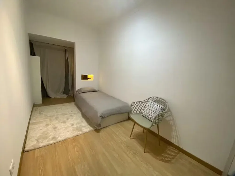 Schlafzimmer; holzboden, tageslicht