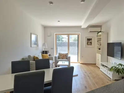 Wohnzimmer; tageslicht, holzboden, moderner stil