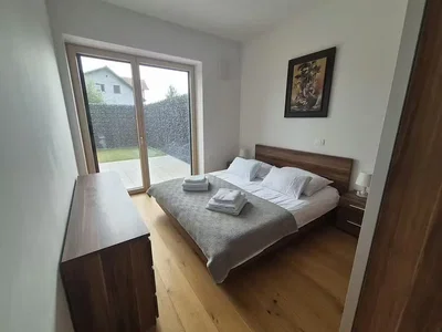 Schlafzimmer; holzboden, tageslicht
