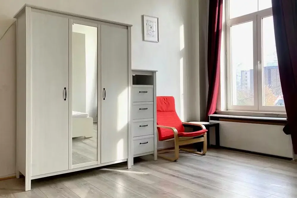 Schlafzimmer; holzboden, tageslicht