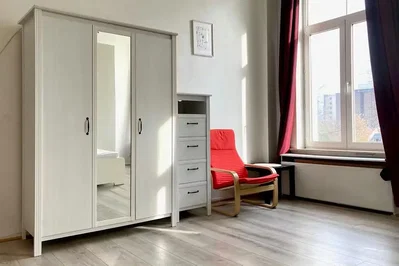 Schlafzimmer; holzboden, tageslicht