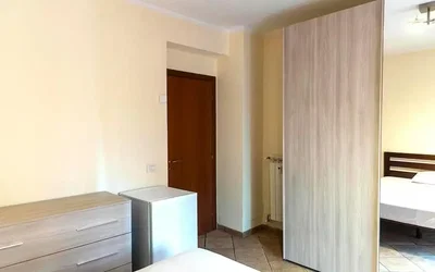 Schlafzimmer; holzboden, fliesenboden, tageslicht