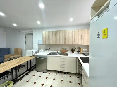 Cozinha; eletrodomésticos, chão de azulejo, luz natural