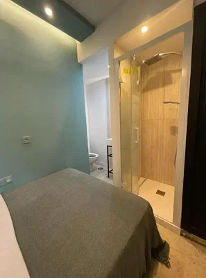 Quarto; chão de azulejo, luz natural