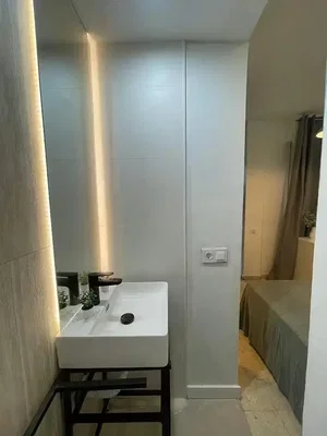 Casa de banho; renovado, luz natural, chão de azulejo