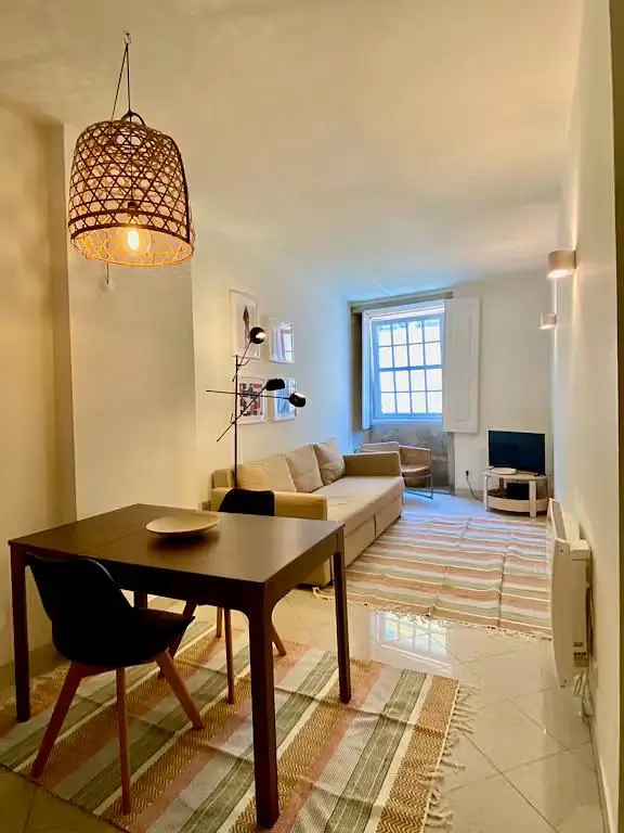 Salon; lumière naturelle, carrelage