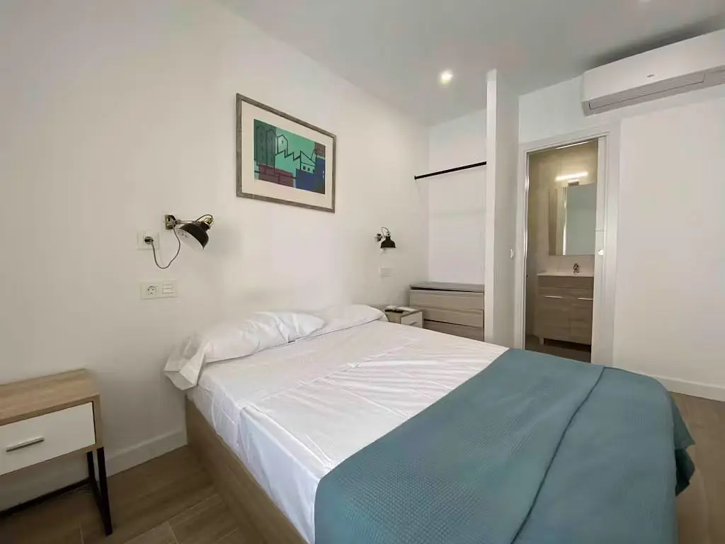 Quarto; luz natural, chão de madeira