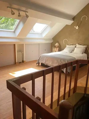 Camera da letto; luce naturale, pavimento in legno