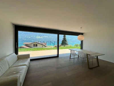 Salón; vista, suelo de madera, luz natural, estilo moderno