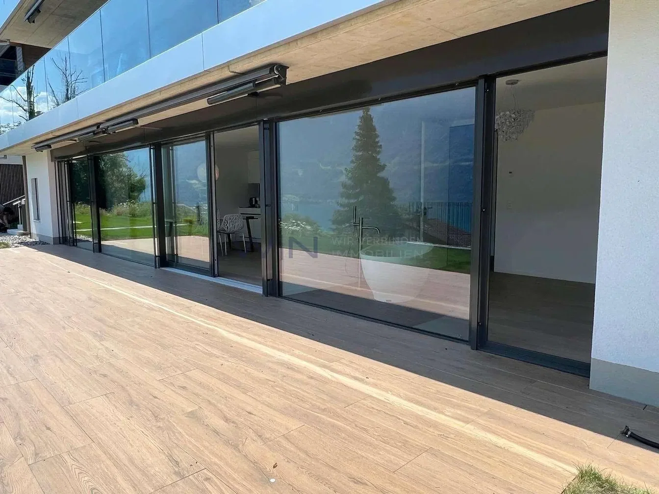 Terraza; suelo de madera, luz natural, vista