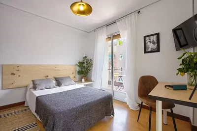 Slaapkamer; natuurlijk licht, moderne stijl, houten vloer