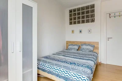 Schlafzimmer; holzboden, tageslicht