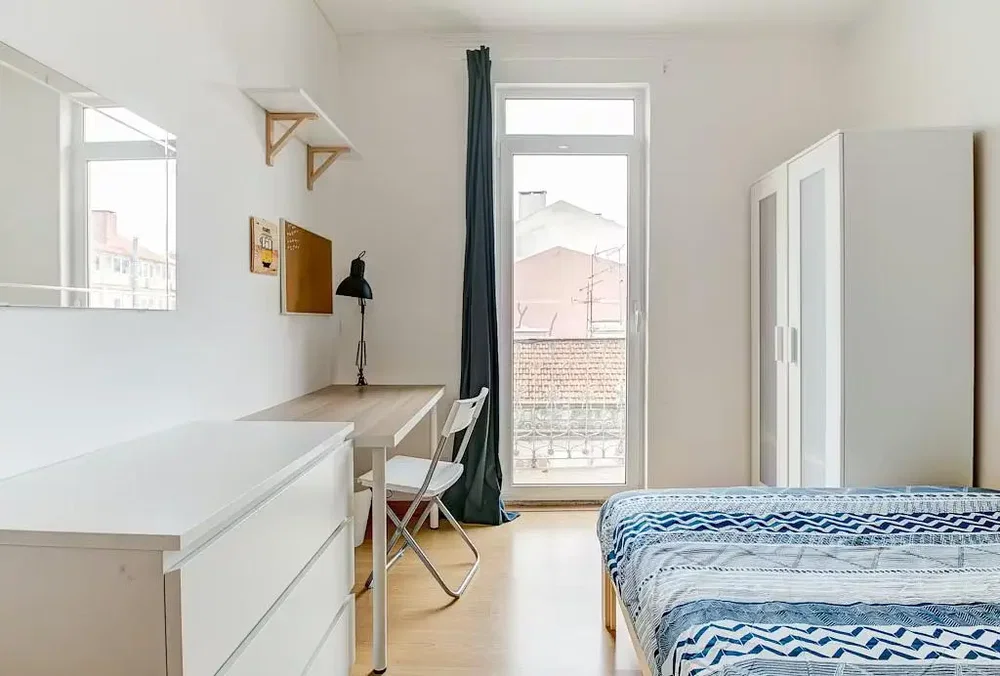 Schlafzimmer; tageslicht, holzboden