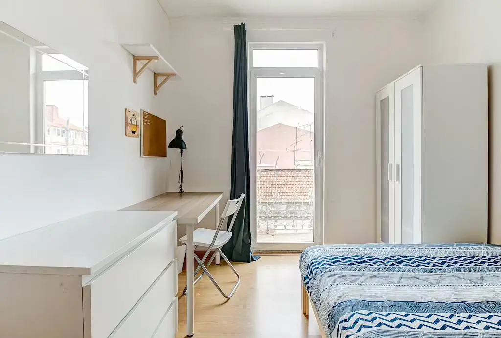 Schlafzimmer; tageslicht, holzboden