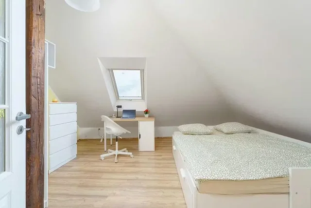 Schlafzimmer; tageslicht, holzboden