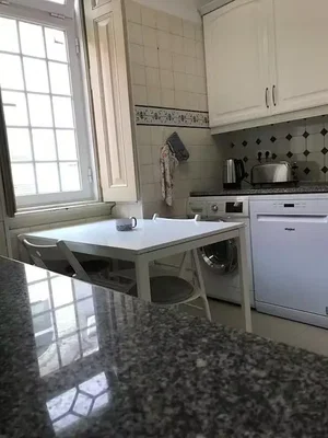 مطبخ; أجهزة المطبخ, أرضية من البلاط, ضوء طبيعي