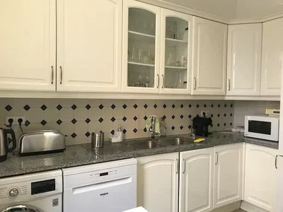 مطبخ; أجهزة المطبخ, أرضية من البلاط, ضوء طبيعي