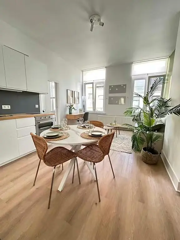 Wohnzimmer; küchengeräte, tageslicht, moderner stil, holzboden