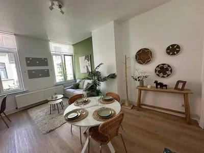 Wohnzimmer; holzboden, tageslicht, moderner stil