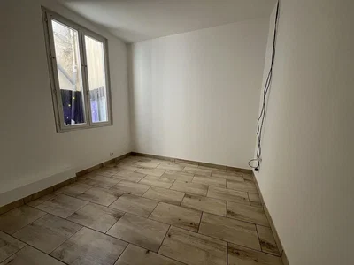 Camera da letto; pavimento in piastrelle, luce naturale