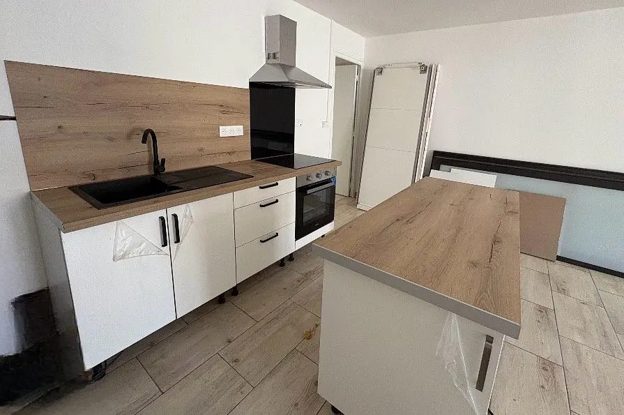 Cucina; elettrodomestici, pavimento in piastrelle, ristrutturato, luce naturale