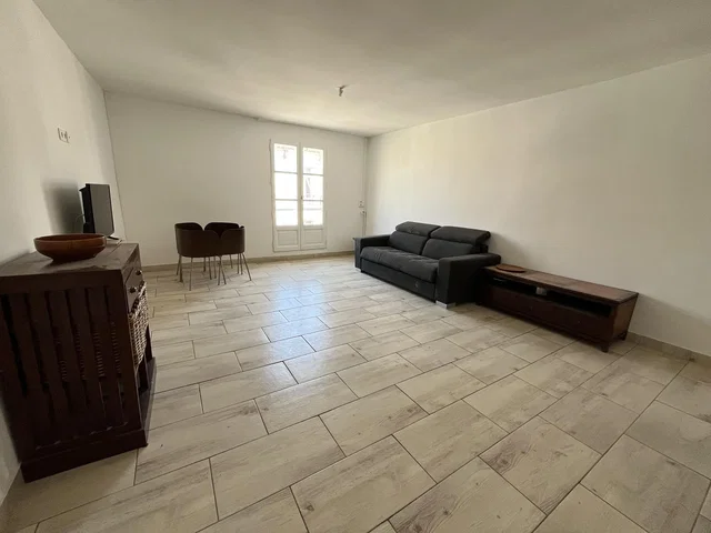 Sala de estar; chão de azulejo, luz natural