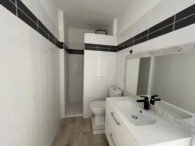 Bagno; pavimento in piastrelle, ristrutturato, luce naturale