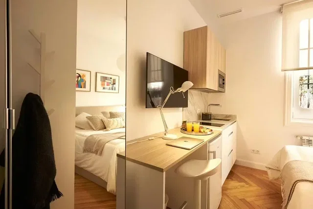 Kuhinja; drveni pod, prirodno svjetlo, moderni stil, kuhinjski aparati